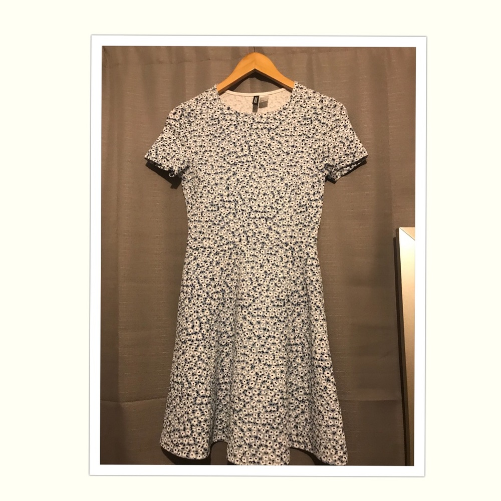 💙 H&M | DIVIDED 💙 Blue and white floral dress